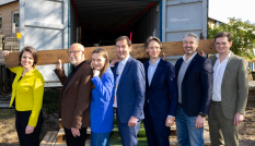bestuurders staan voor bouwkeet