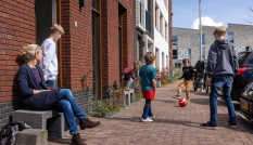 kinderen spelen op straat in een nieuwbouwwijk