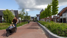 Fietsers rijden door woonwijk - Wonen Platform