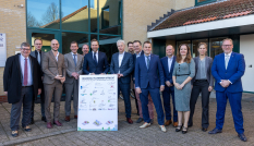 Groepsfoto tijdens de ondertekening van de overeenkomst