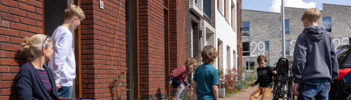 kinderen spelen op straat in een nieuwbouwwijk