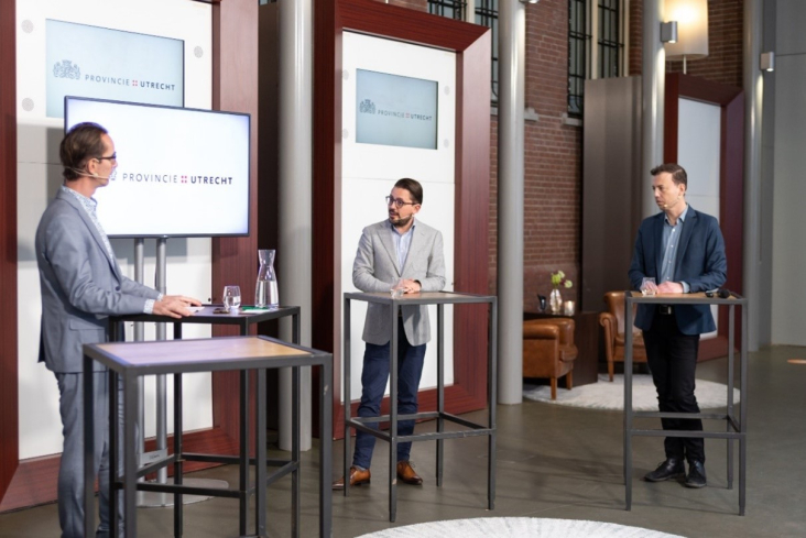 Moderator Bart Cosijn met Floris Venneman van BureauVijftig en Wouter Onclin van SITE Urban Development