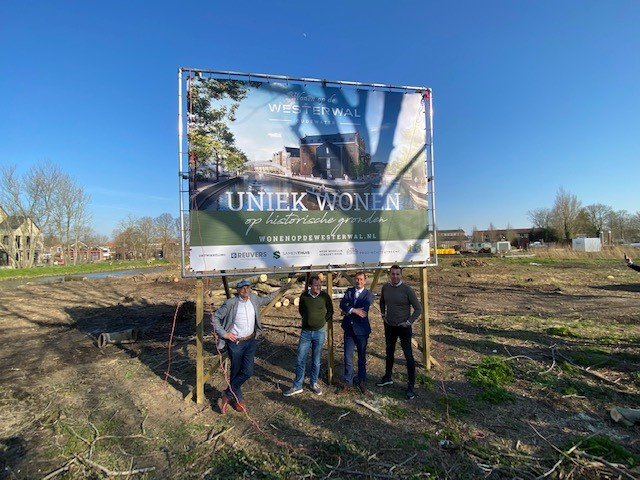 feestelijke onthulling bouwbord nieuwe woonwijk