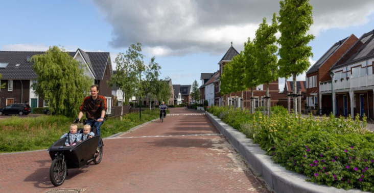 Fietsers rijden door woonwijk - Wonen Platform