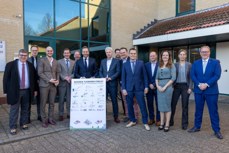 Diverse bestuurders, wethouders, gedeputeerde Van Muilekom en minister De Jonge bij ondertekening Regiodeal