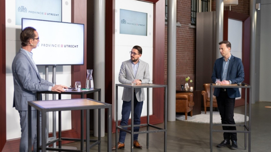 Moderator Bart Cosijn met Floris Venneman van BureauVijftig en Wouter Onclin van SITE Urban Development