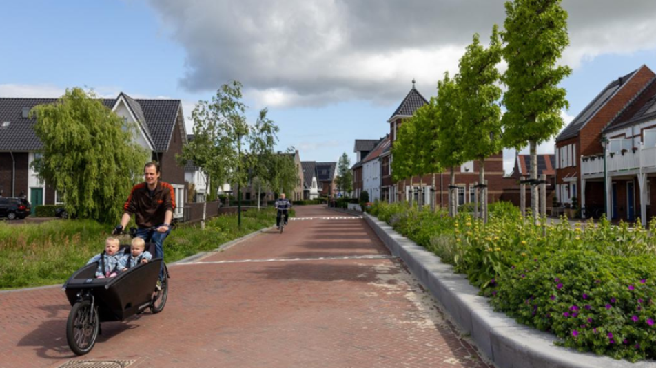 Fietsers rijden door woonwijk - Wonen Platform