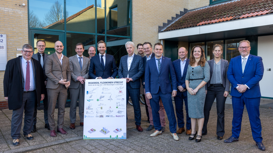Groepsfoto tijdens de ondertekening van de overeenkomst